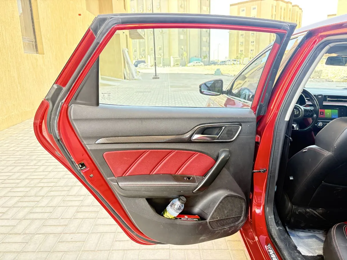 Car image 14