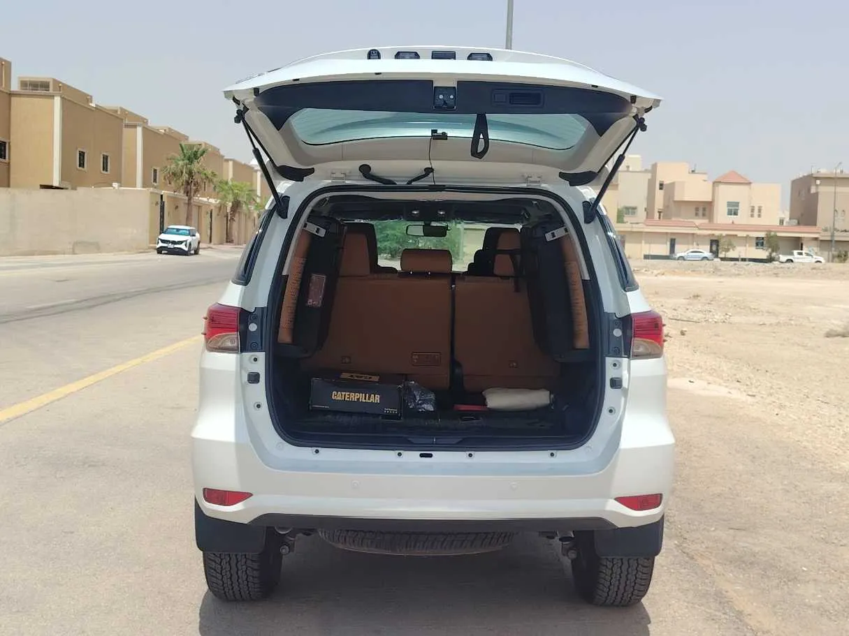 Car image 24