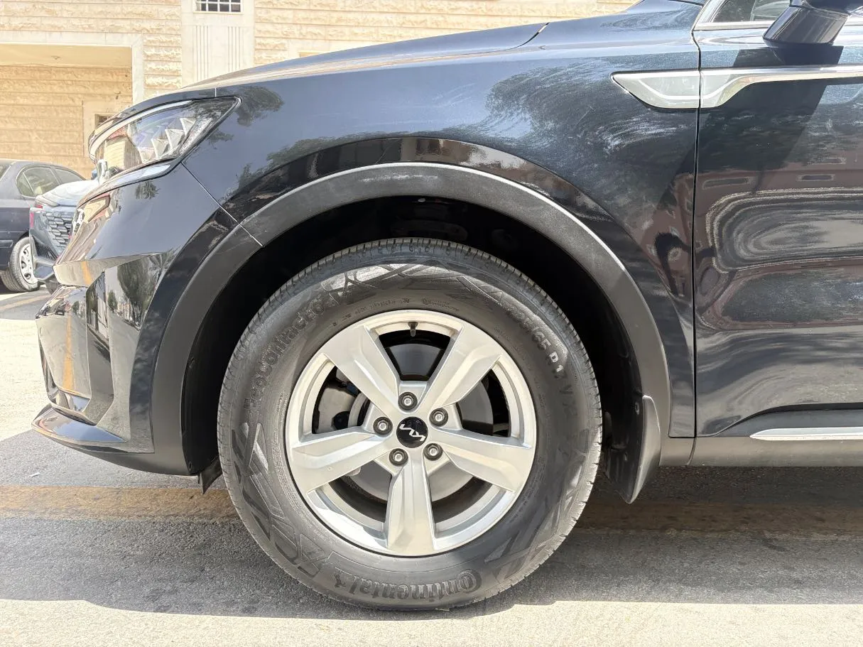 Car image 9