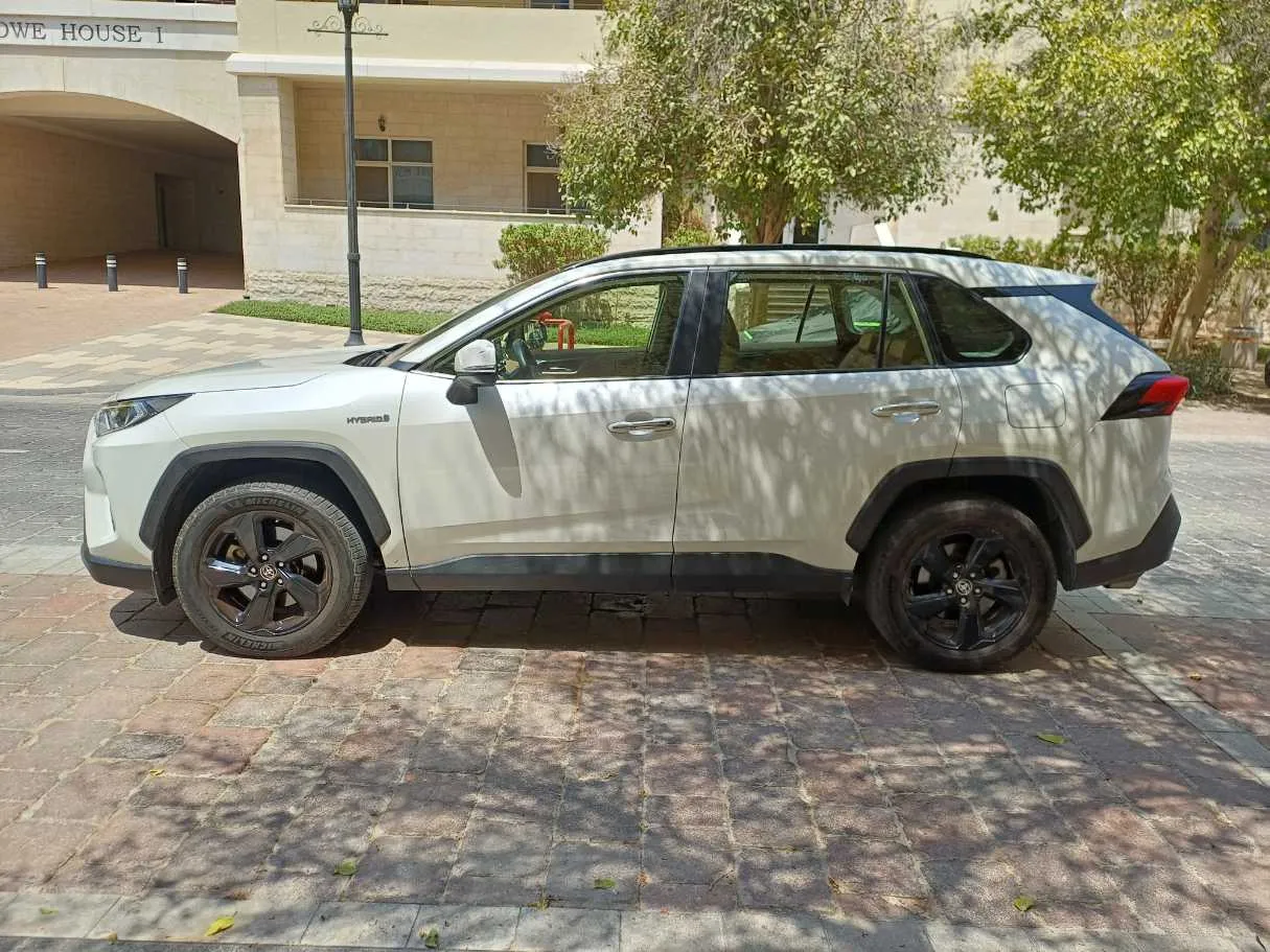 Car image 4