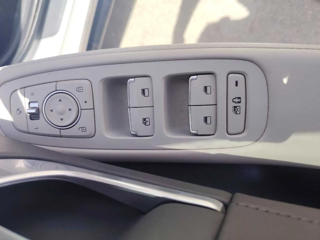 Car image 27