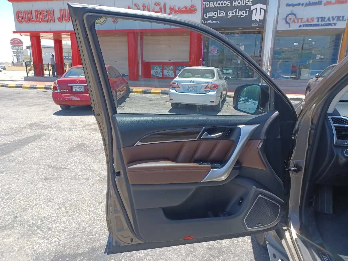 Car image 10