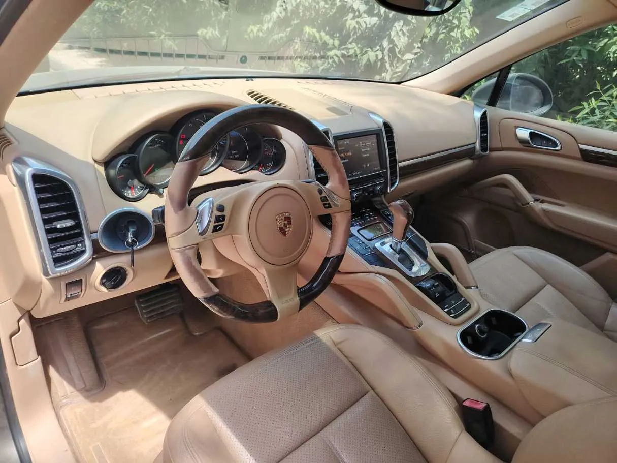 Car image 12