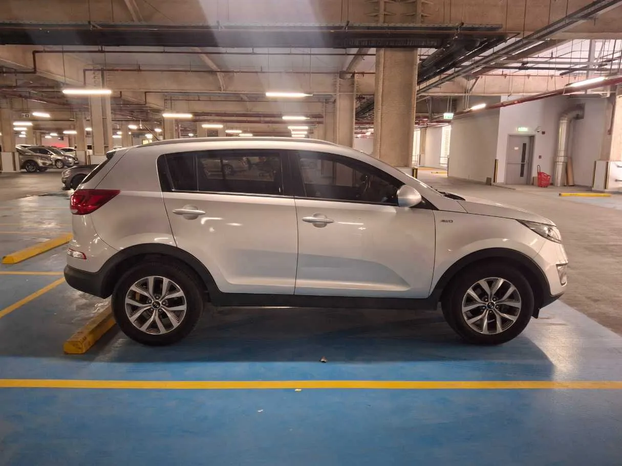 Car image 4