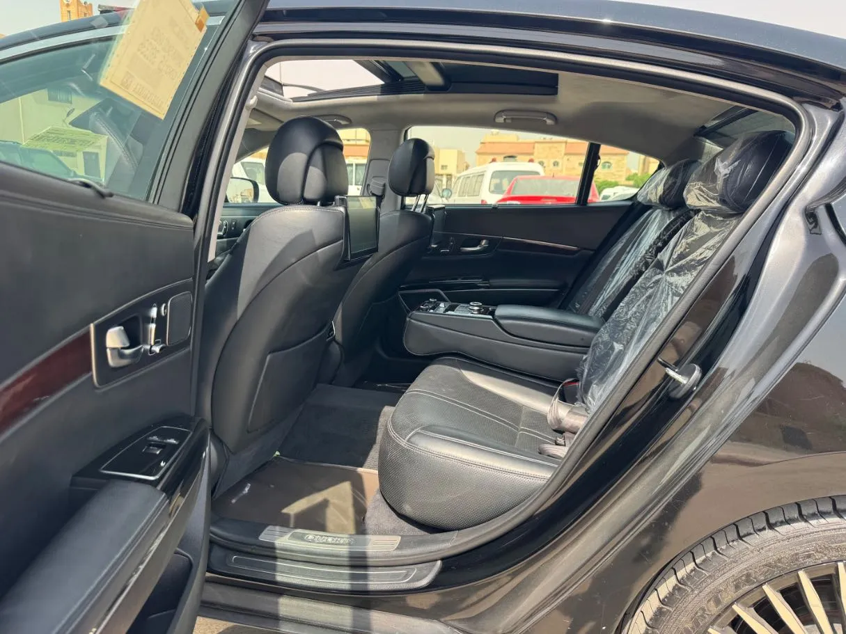 Car image 14