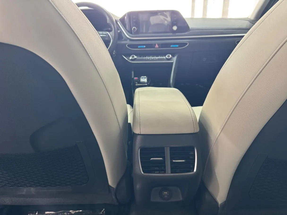 Car image 20