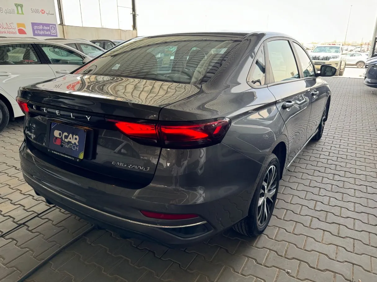 Car image 4