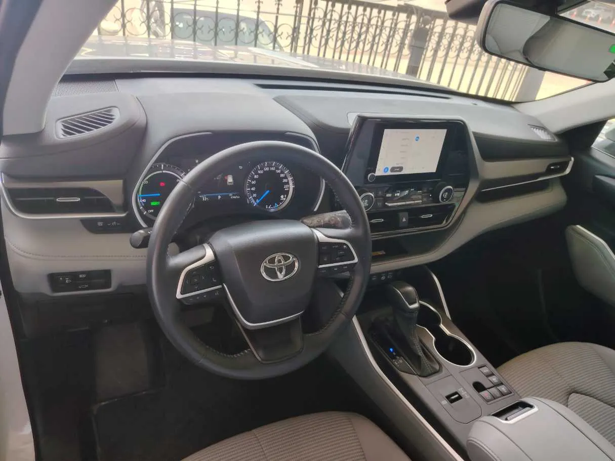 Car image 15
