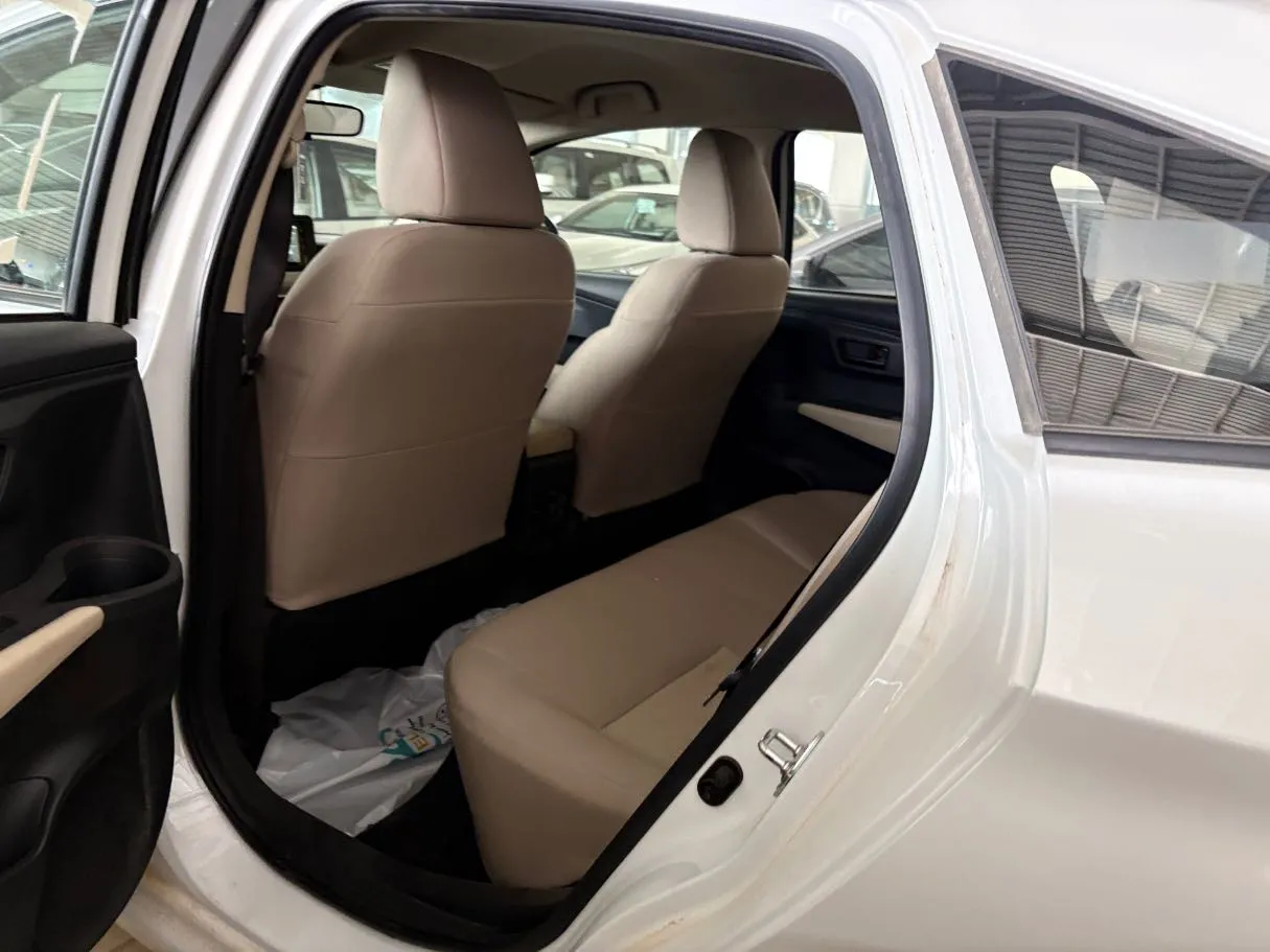 Car image 16