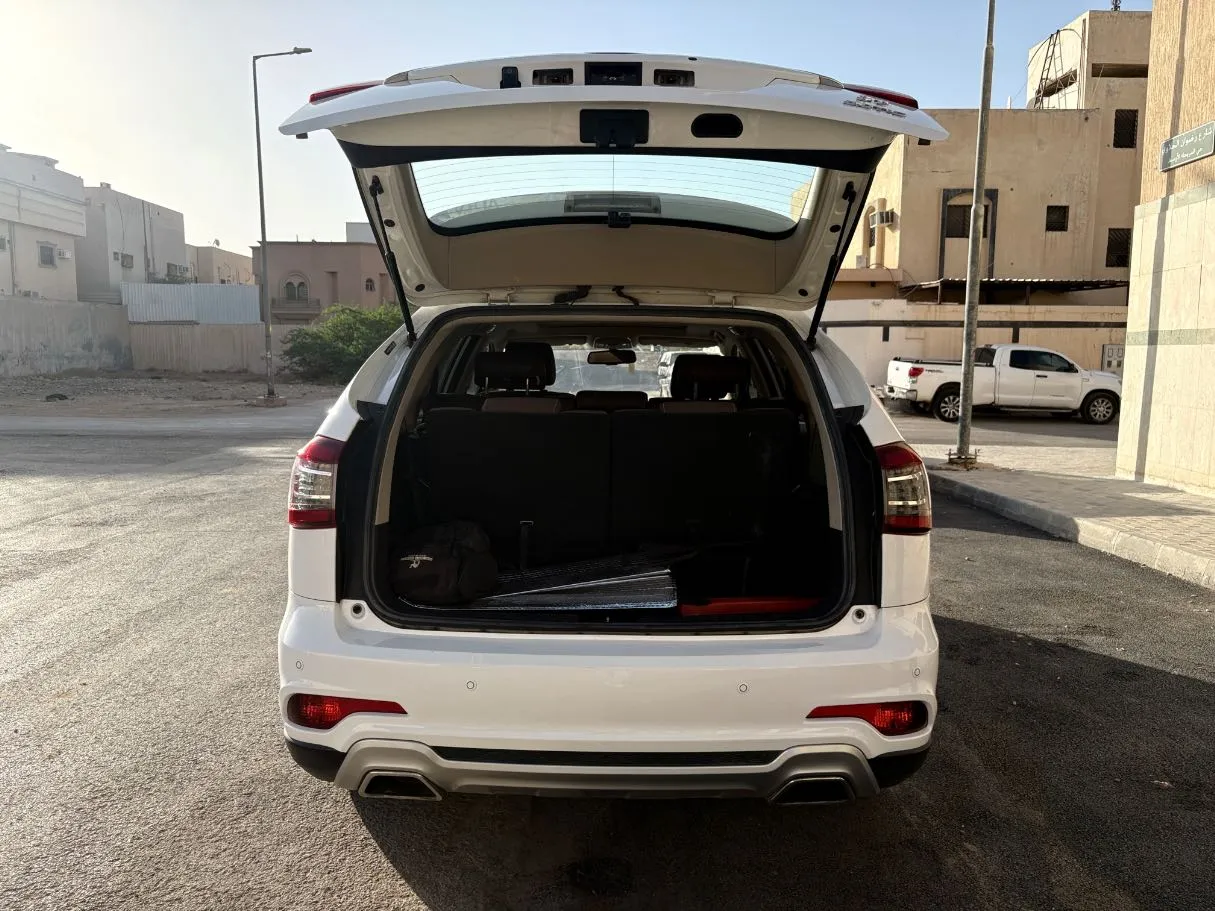 Car image 25