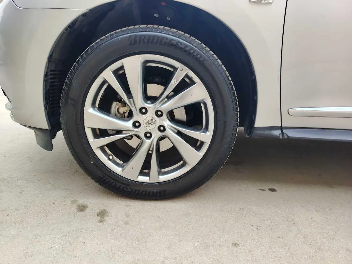 Car image 10