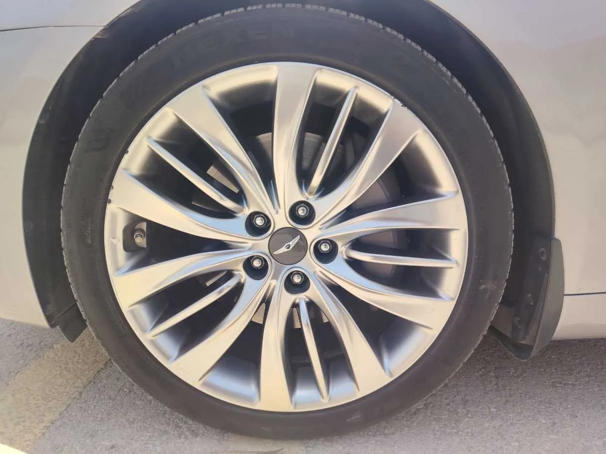 Car image 10