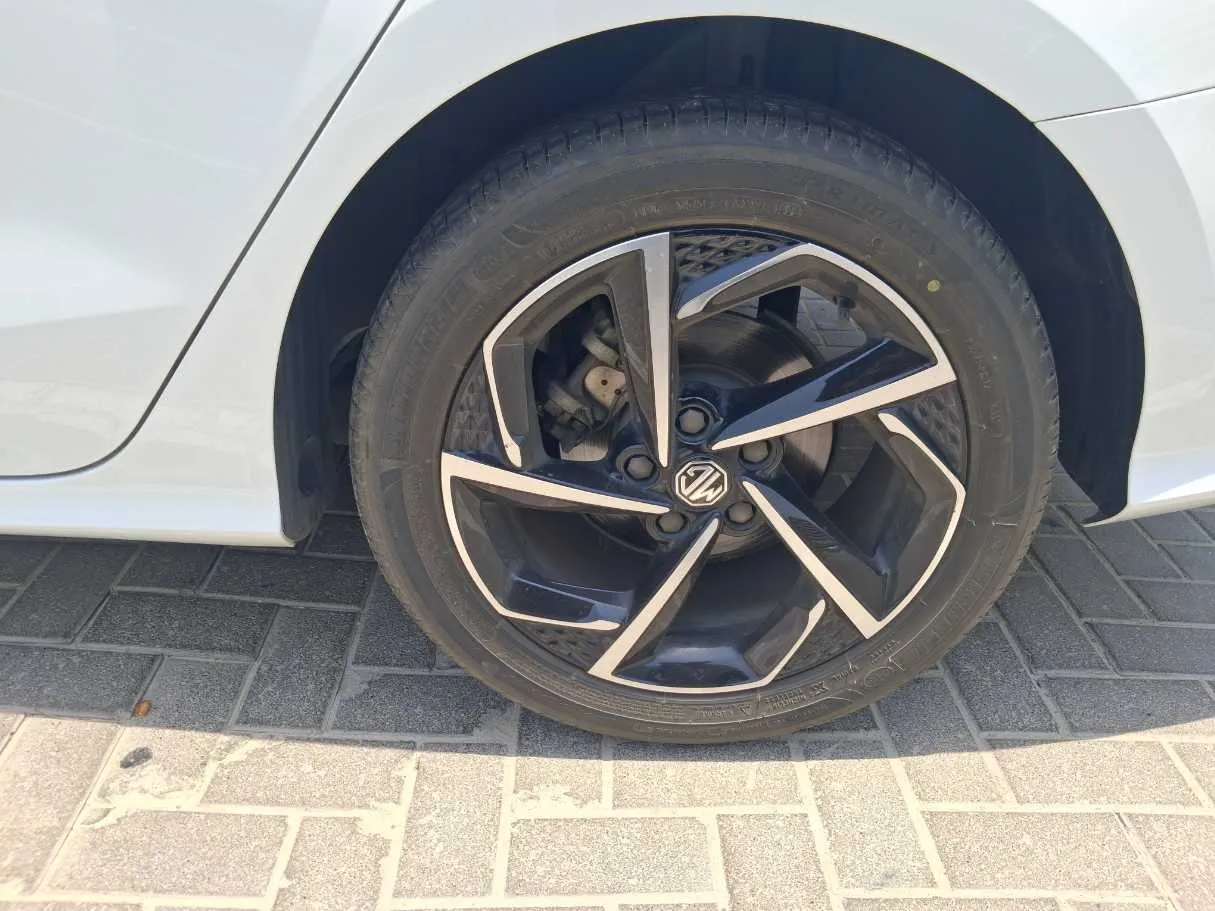 Car image 9
