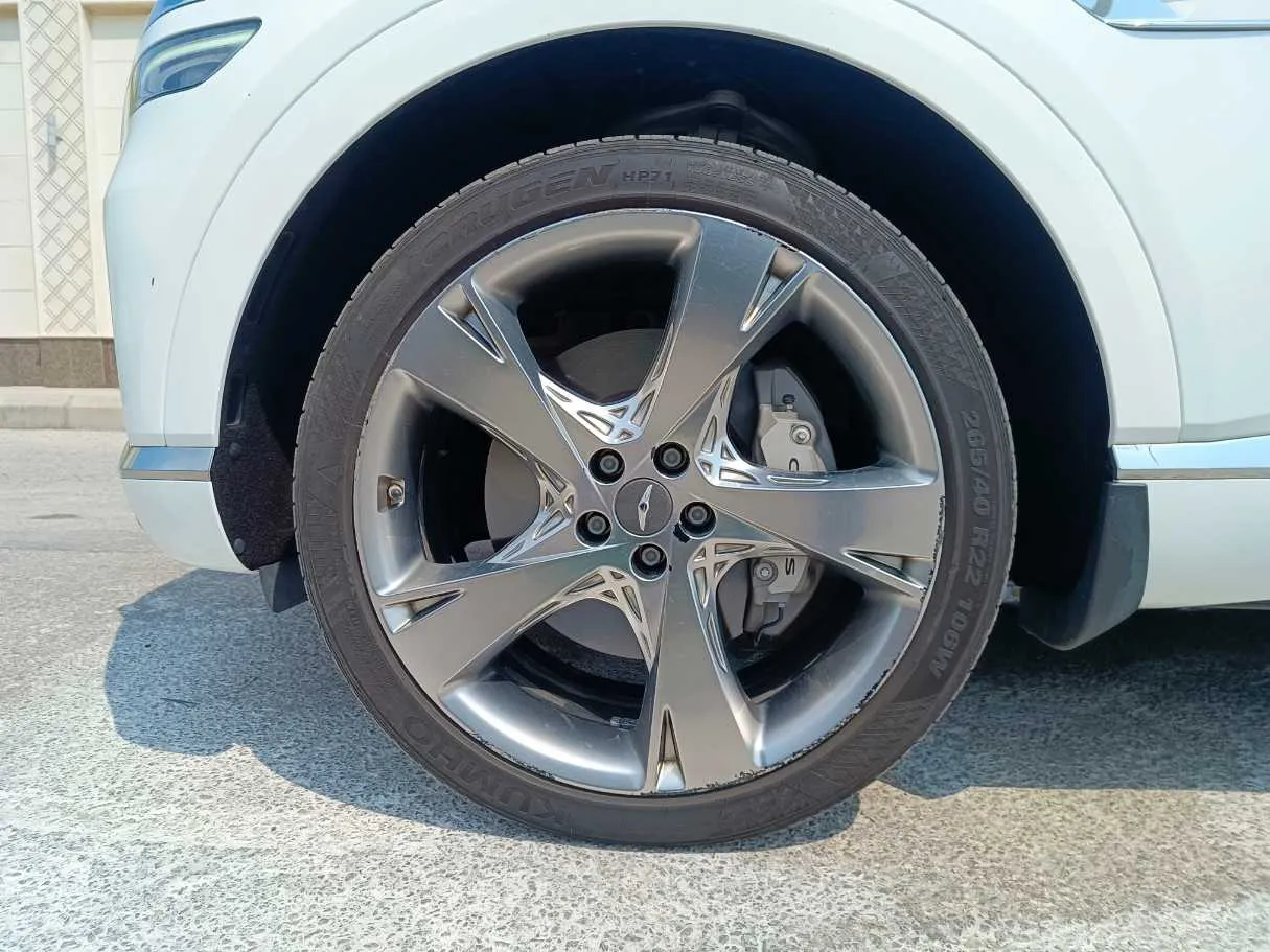 Car image 10