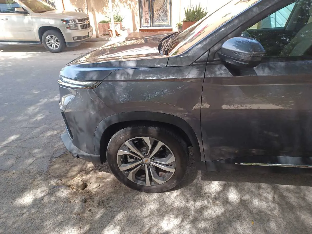 Car image 9