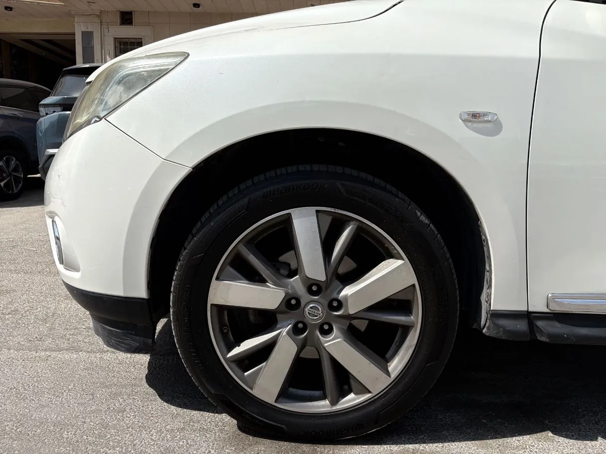 Car image 9