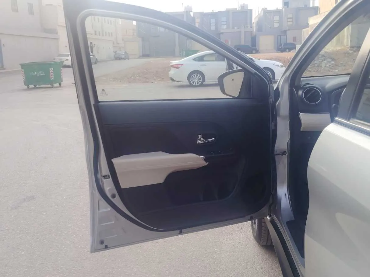Car image 12
