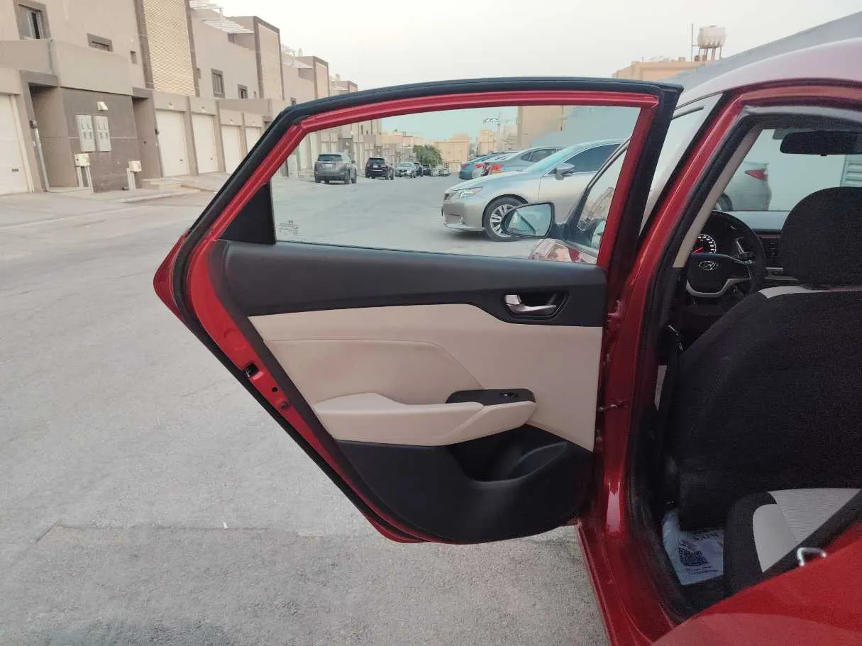 Car image 15