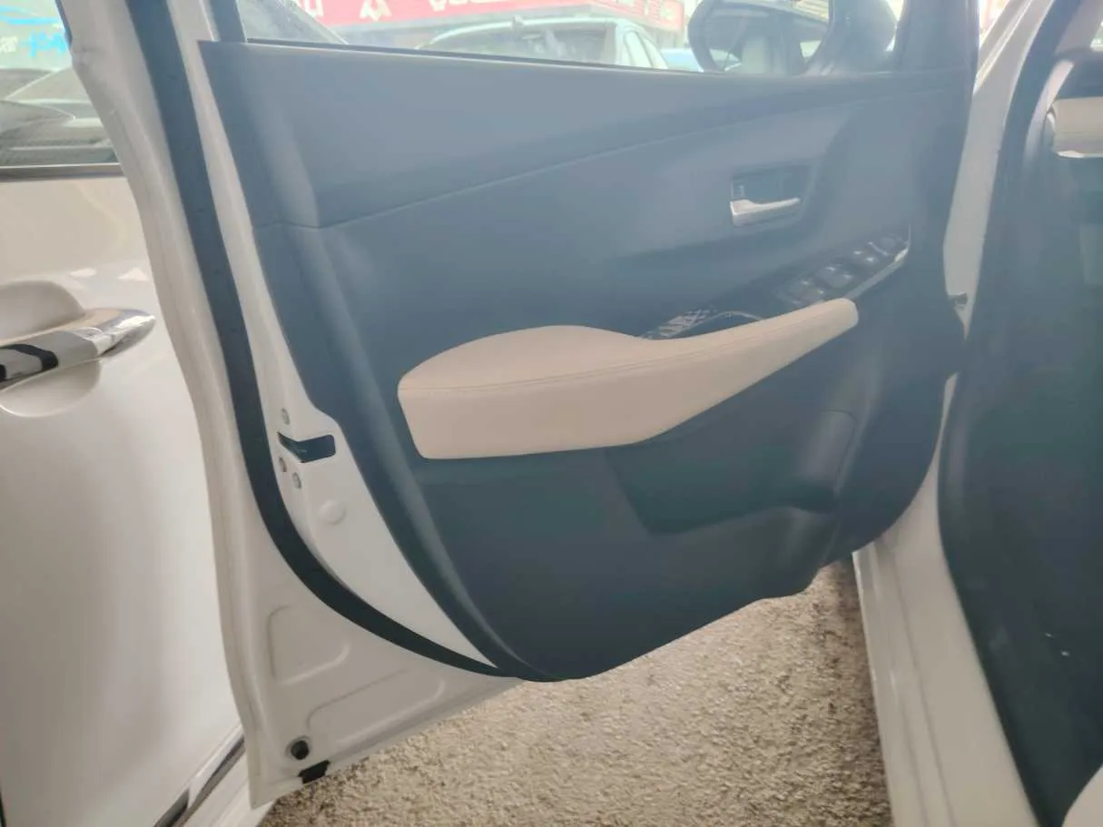 Car image 12