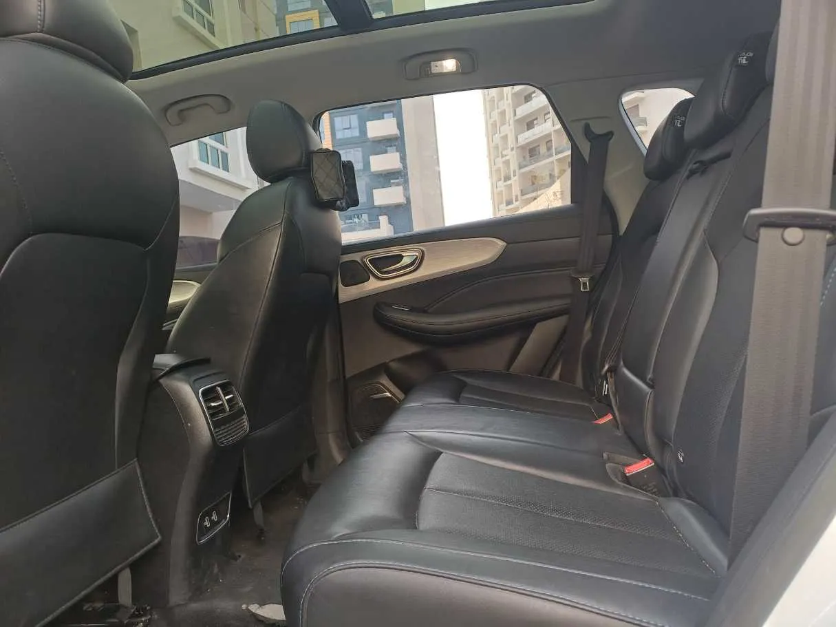 Car image 13