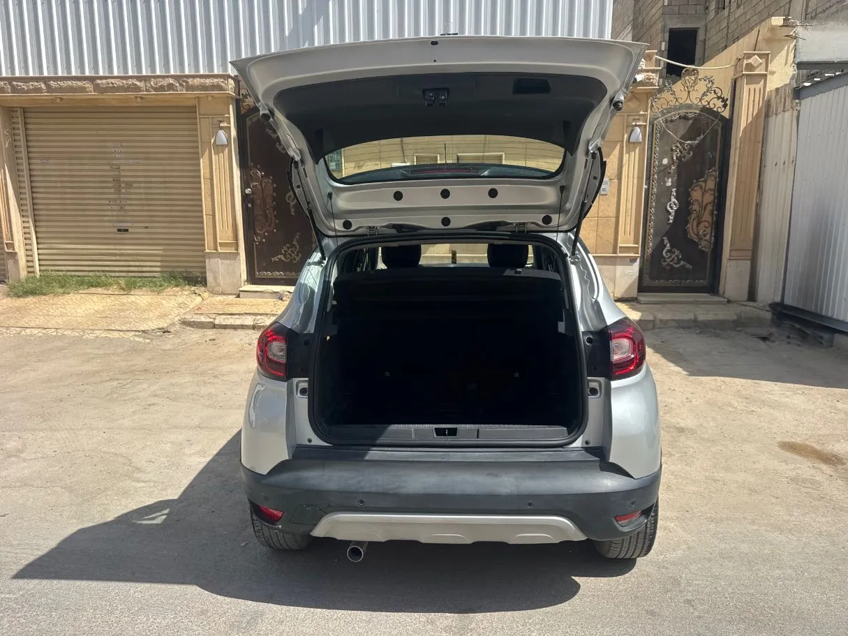 Car image 19