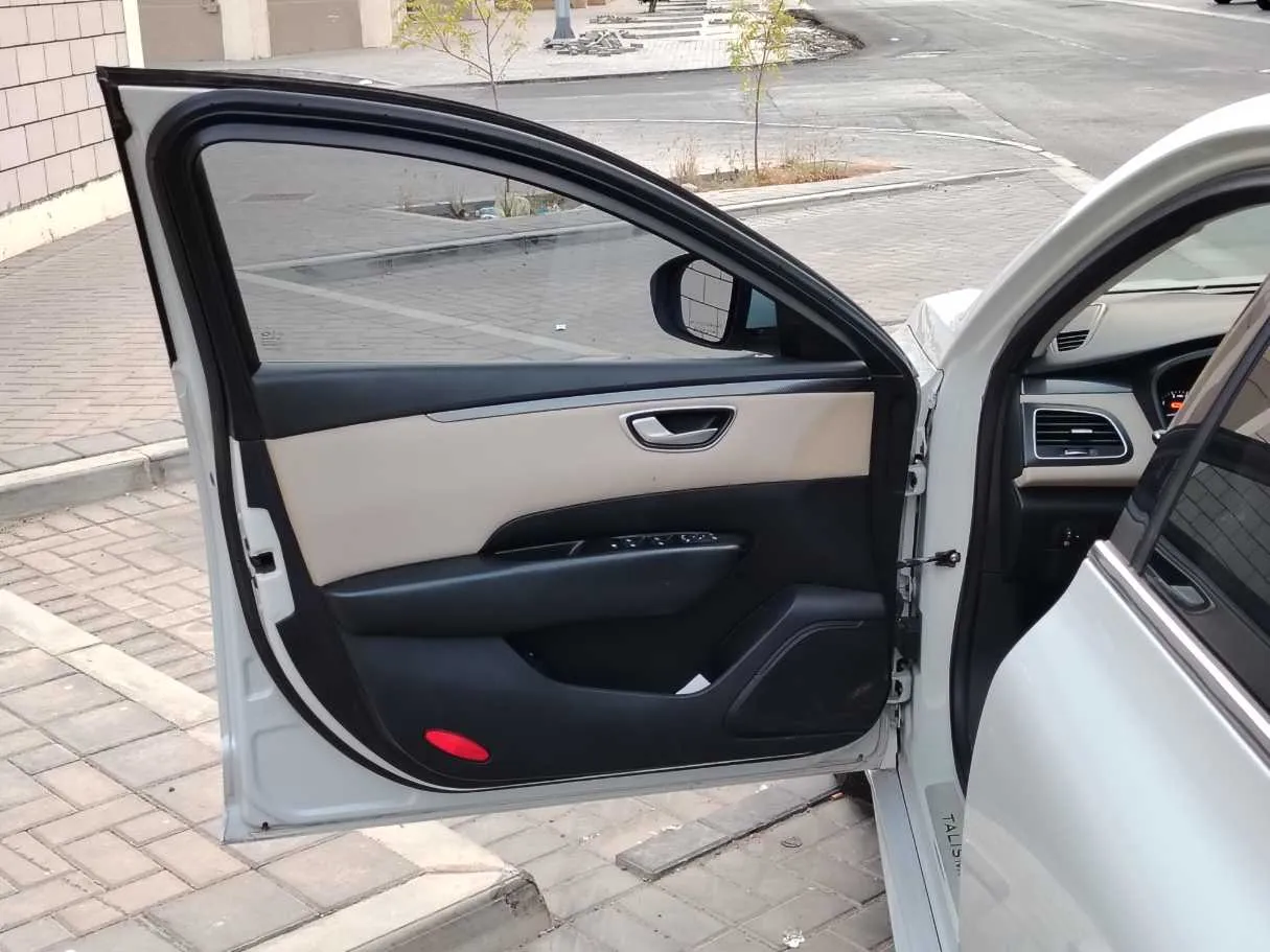Car image 11