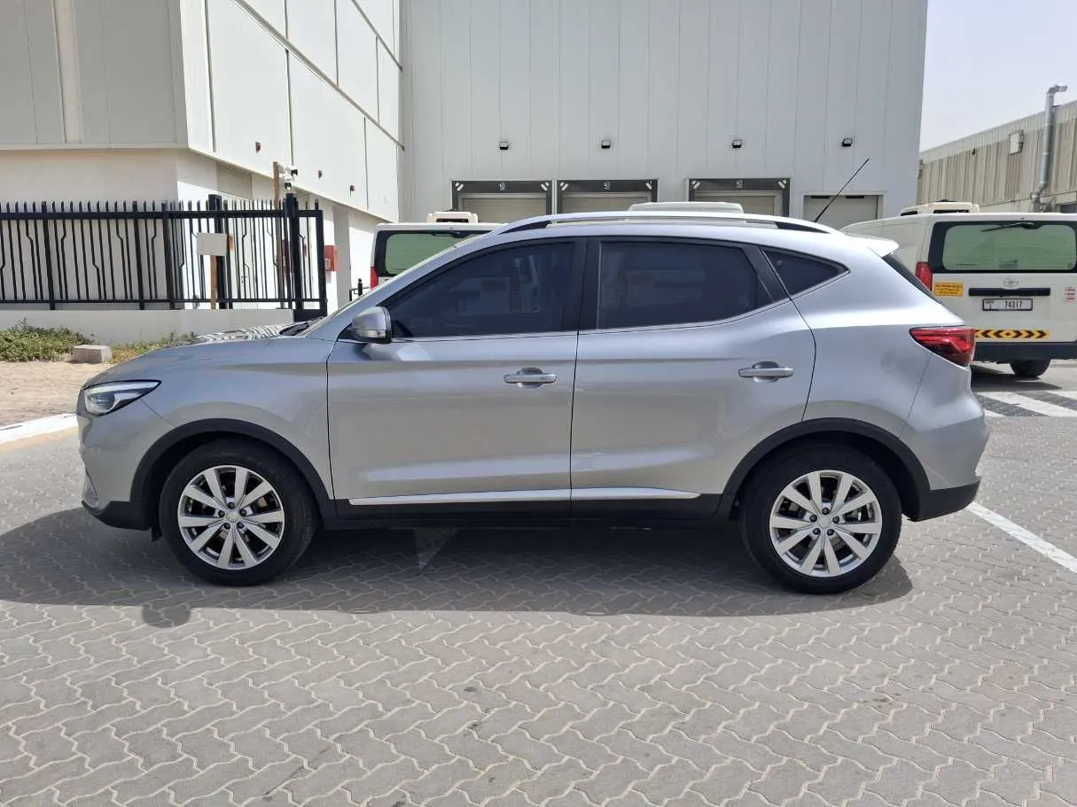 Car image 4