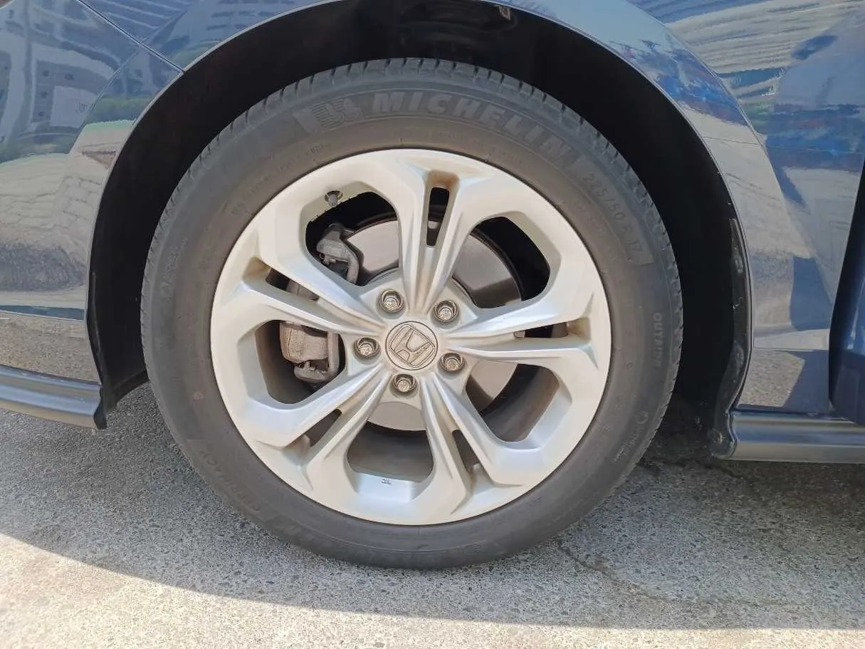 Car image 9