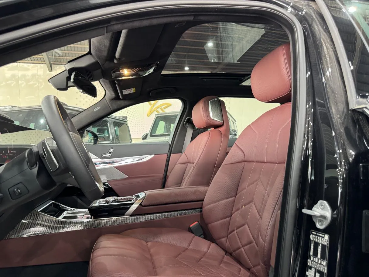Car image 12