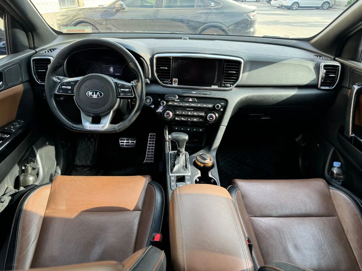 Car image 17