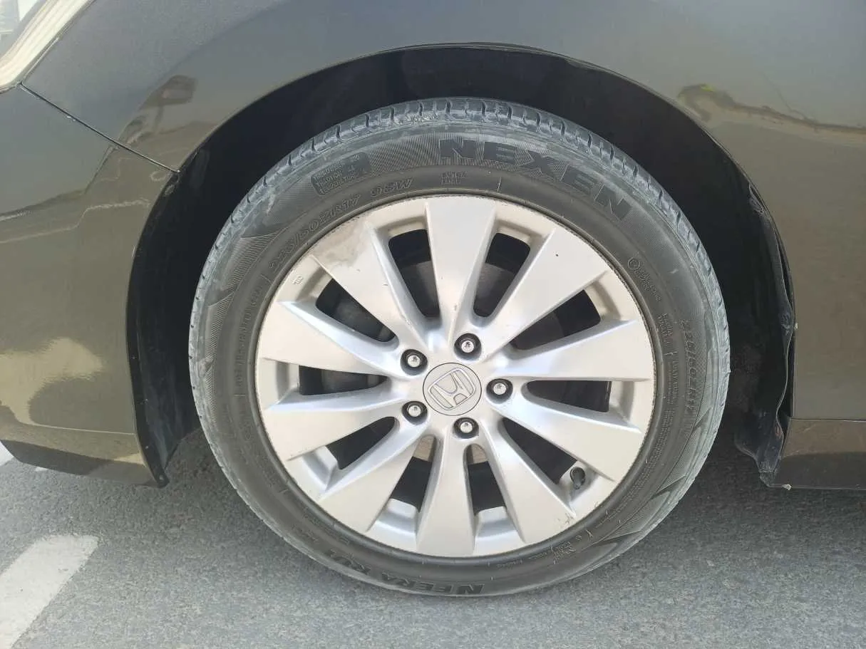 Car image 9