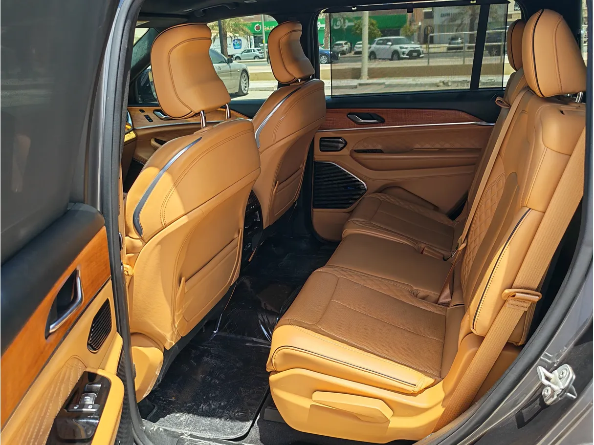 Car image 14
