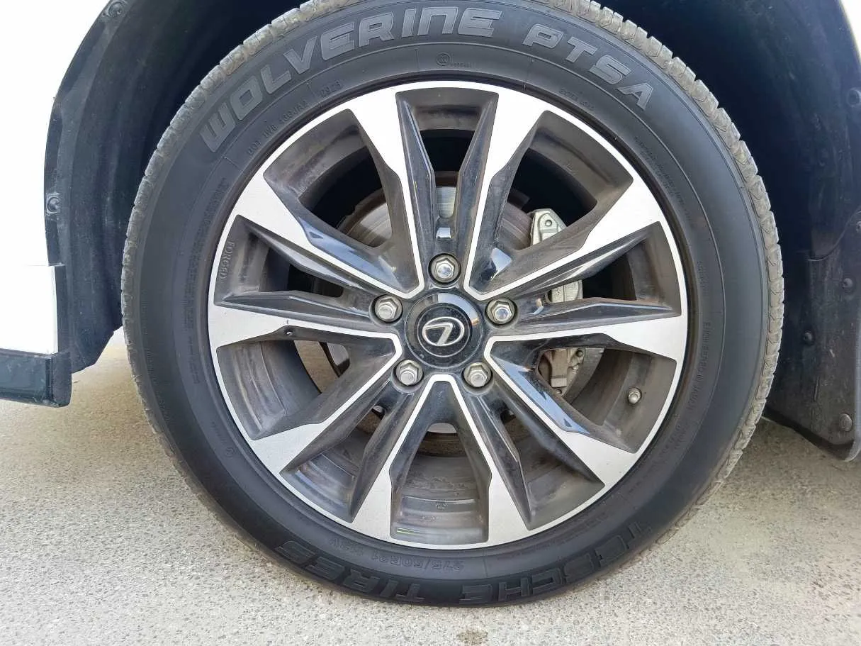 Car image 10