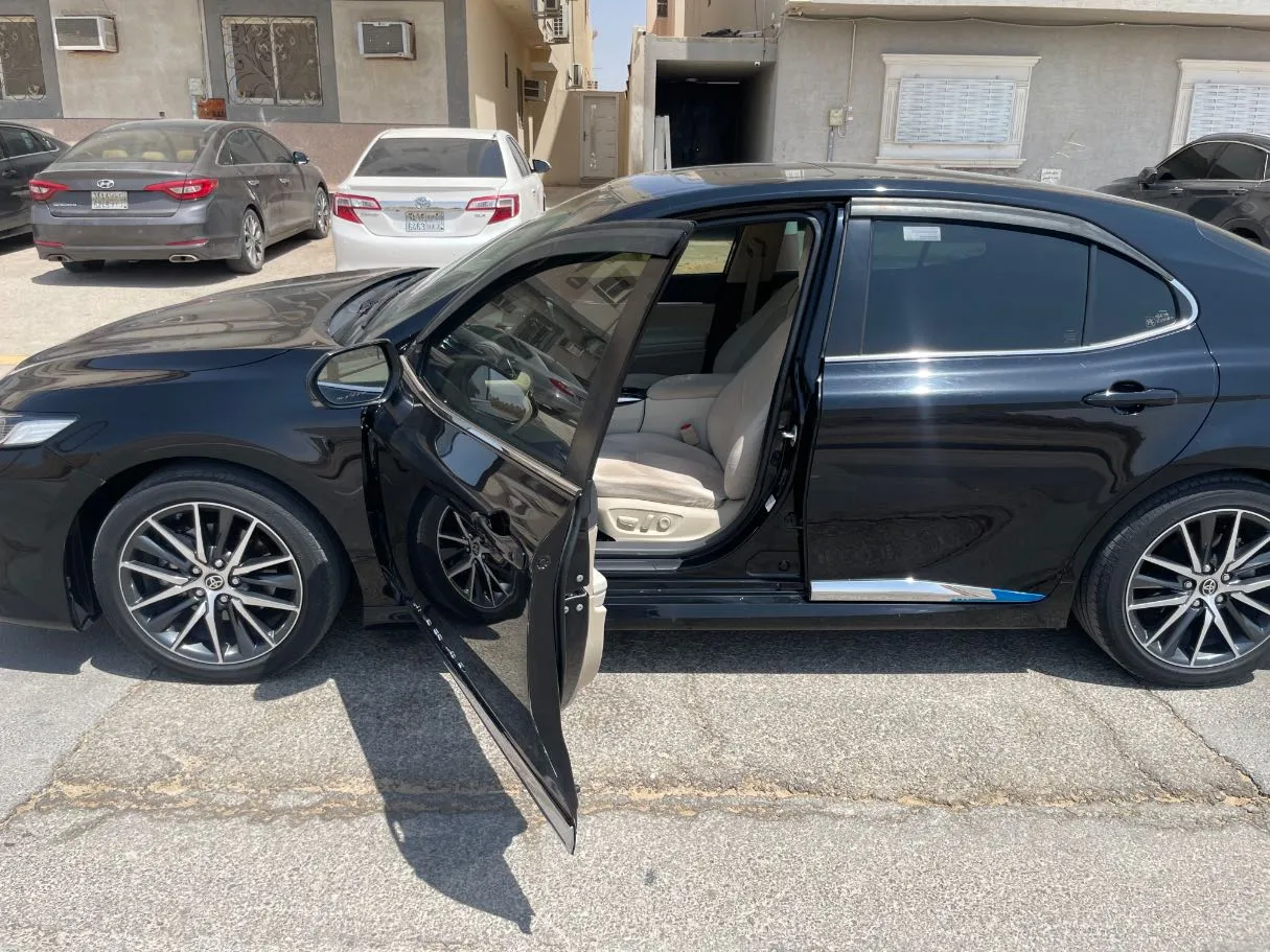 Car image 12