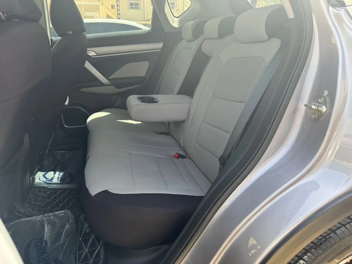 Car image 10