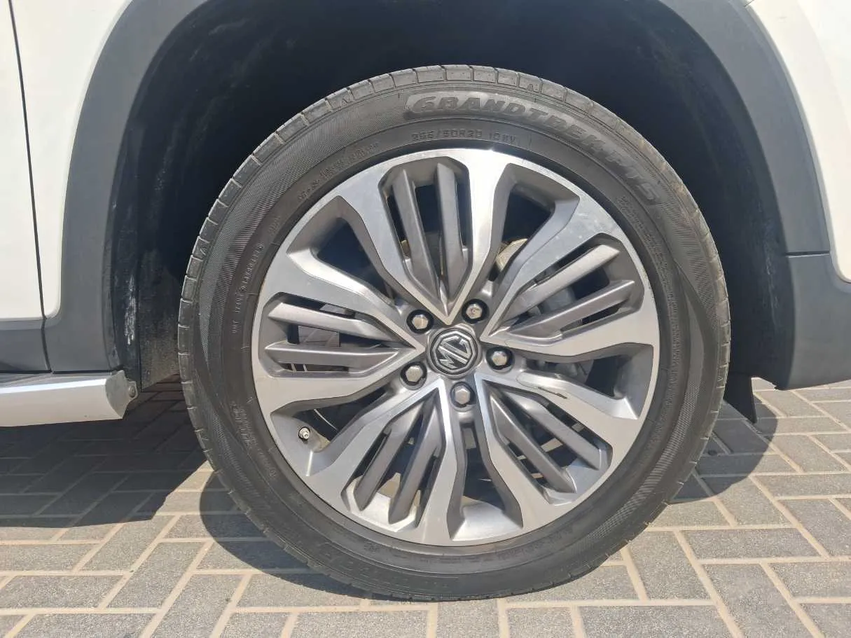 Car image 9