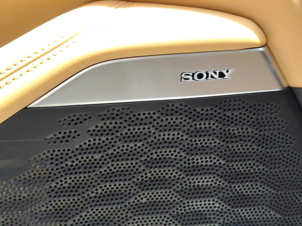 Car image 17