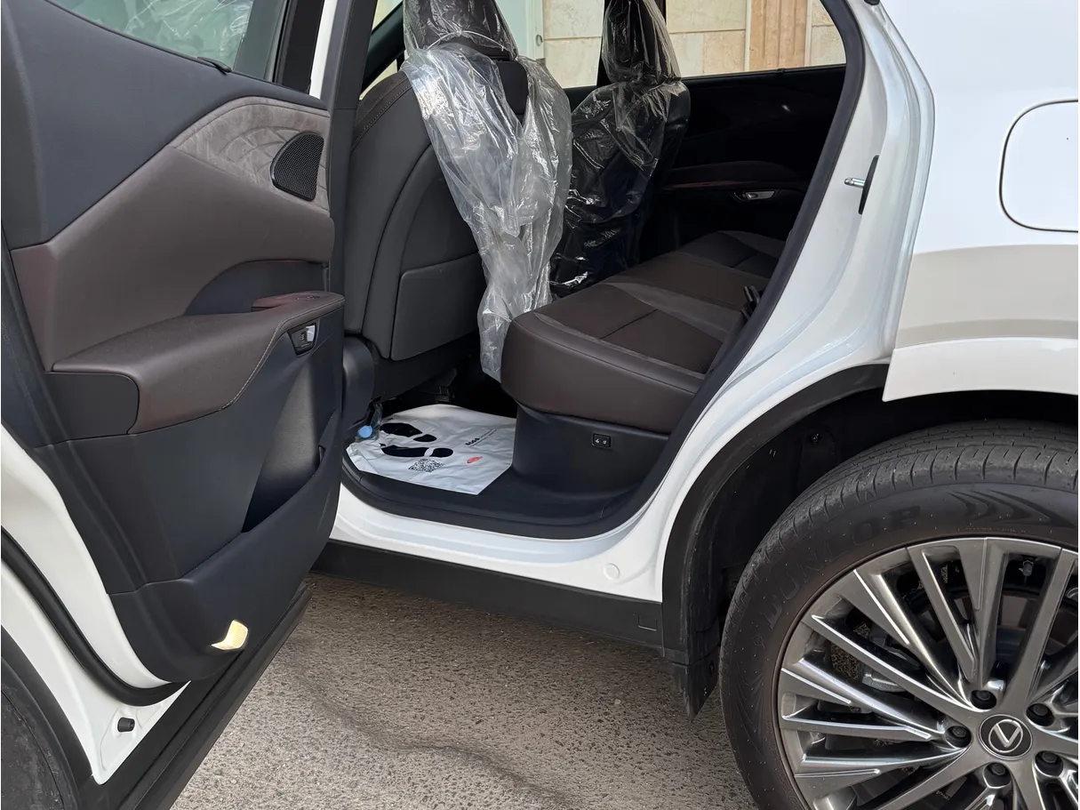 Car image 10