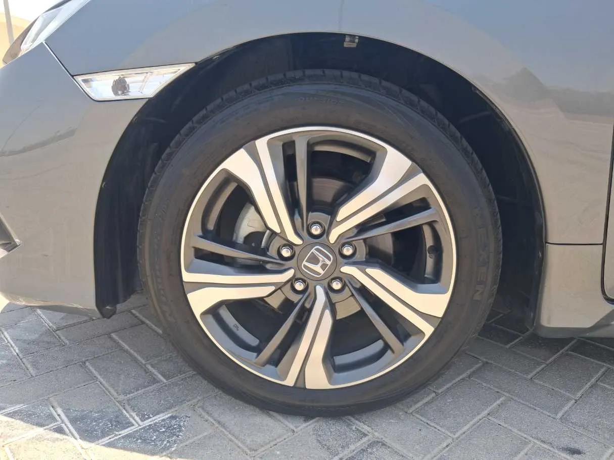 Car image 9