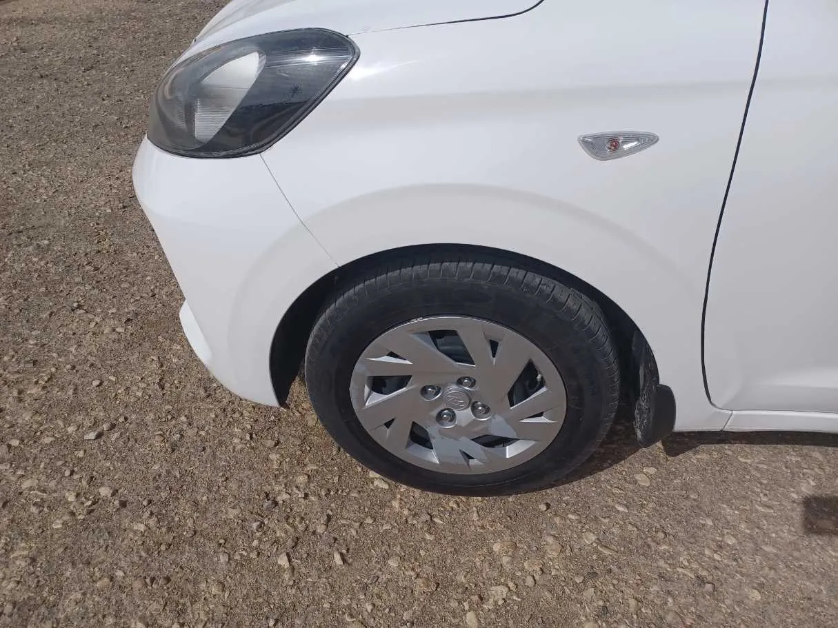 Car image 9