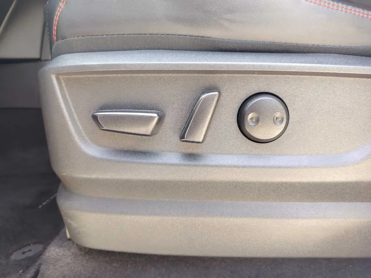 Car image 32