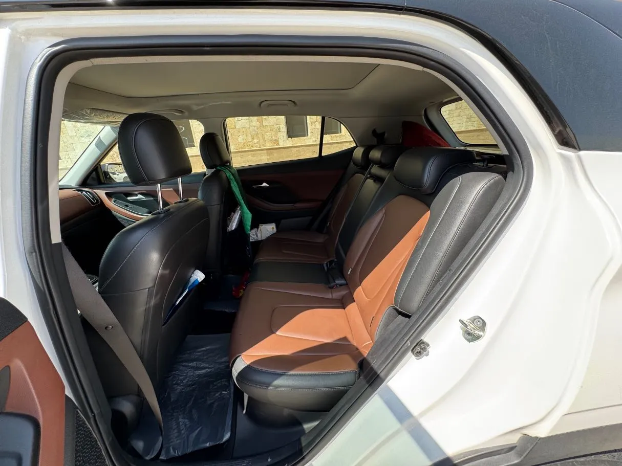 Car image 13
