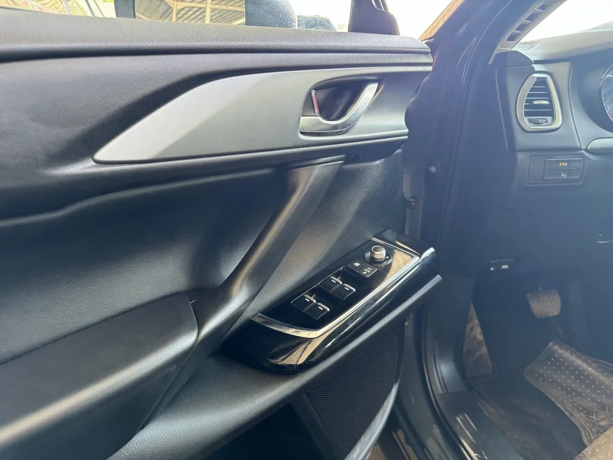 Car image 18