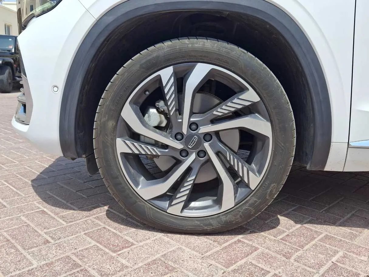Car image 9