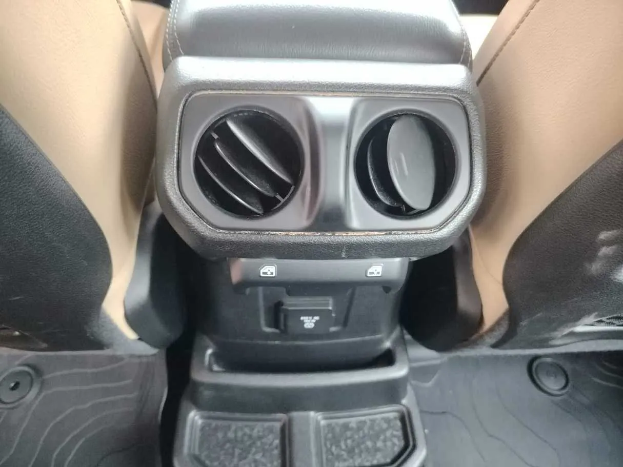 Car image 35