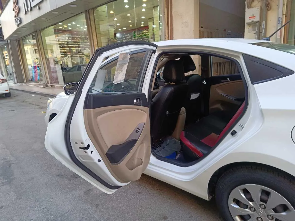 Car image 14
