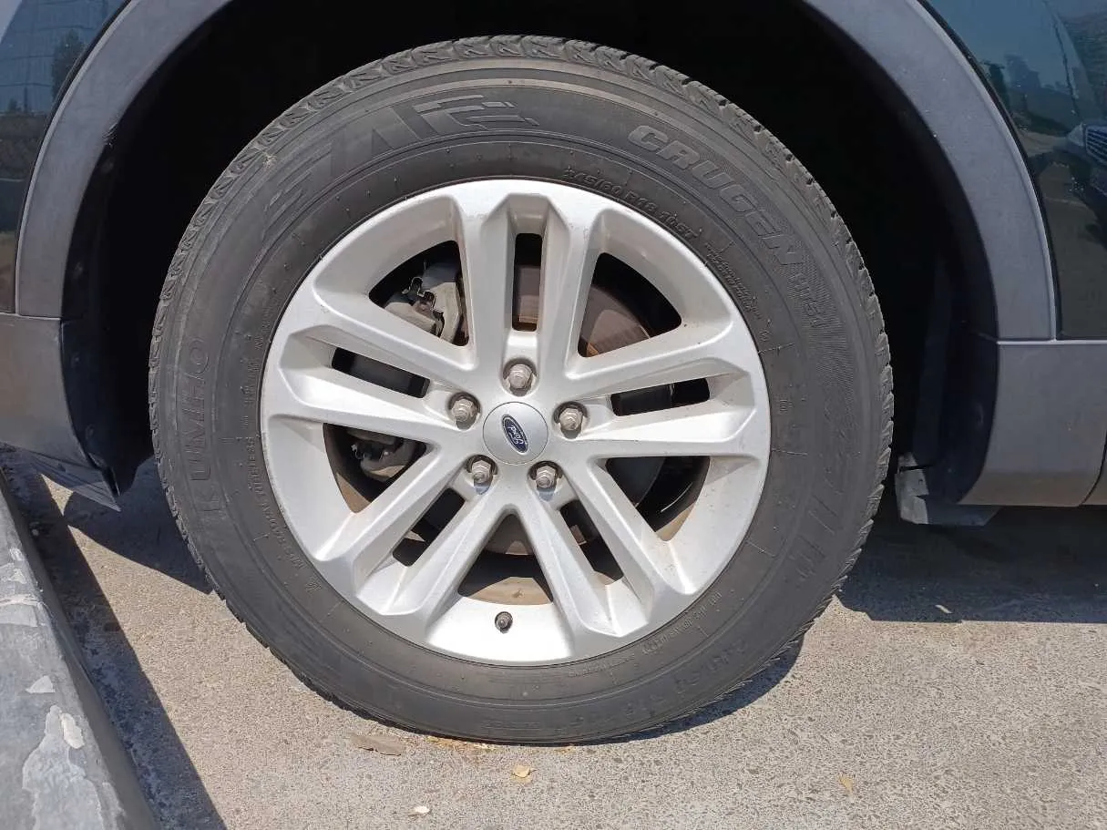 Car image 8