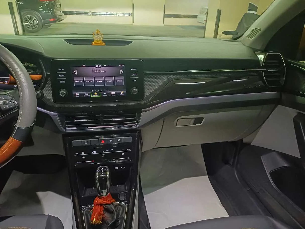 Car image 16