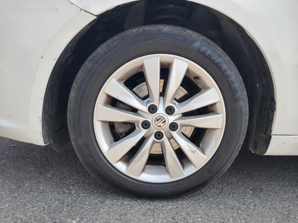 Car image 9