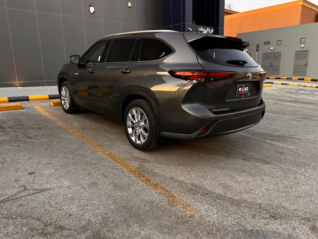 Car image 7